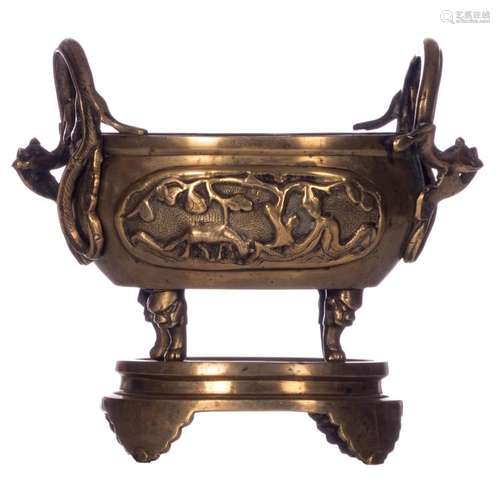 An Oriental bronze censer (jardiniere) on a matching base, the handles dragon shaped, H 24,5 - W 27 - D 16 cm