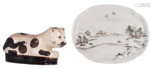 A glazed stoneware Japanese head-rest modelled as a cat, H 18 - W 34 cm; added a Japanese polychrome decorated dish depicting a winter landscape, marked, Meiji, 29,5 x 38 cm