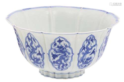 A Chinese lotus shaped blue and white dragon decorated bowl with a Xuande mark, H 11,5 - ø 23 cm