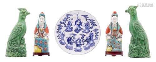 A Chinese blue and white dish decorated with the Eight Immortals, with a Xuande mark; added a pair of Chinese polychrome Guanyins on a wooden base and a pair of Chinese green monochrome glazed earthenware birds, H 20 - 26,5 - ø 23,5 cm