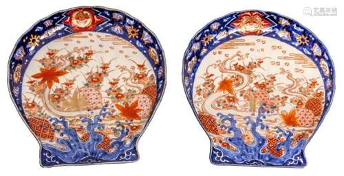 Two Japanese Imari shell shaped plates, floral decorated with shells and splashing water, late Edo, ø 29 cm