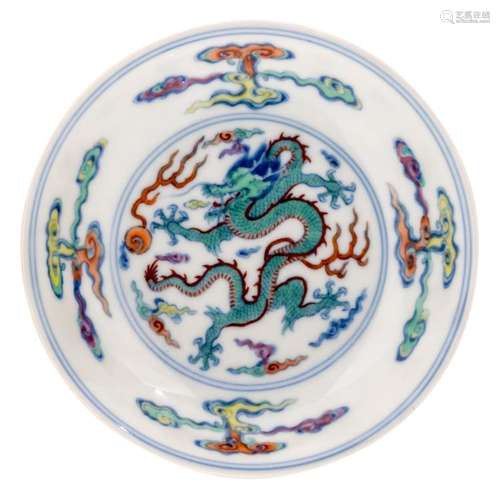 A Chinese doucai dragon decorated saucer, Yongzheng marked, H 2 - ø 11,5 cm