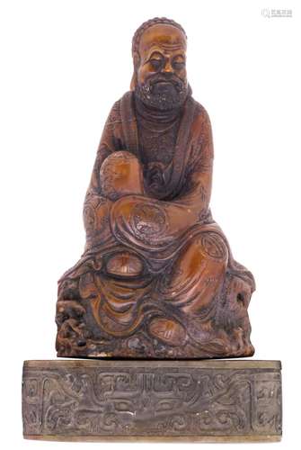 A Chinese carved Shoushan stone Lohan Bouddha seal, 18th/19thC, with a matching carved stone base with taotie, H 14 (without base) - 17,5 cm (with base)