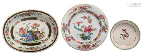 Two Chinese famille rose floral decorated export porcelain plates and a ditto dish, the oval plate gold decorated, the roundel painted with peacocks, butterflies and flower branches, 18thC, L 26 - ø 14 - 22 cm