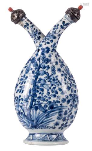 A Chinese blue and white silver mounted double-bodied cruet, Kangxi, about 1700, H 21,5 cm - Literature: D.F. Lunsingh Scheurleer, Chinese export porcelain. Chine de commande, 1974, nr. 124.