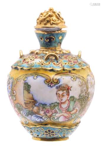 A Chinese 18ct golden cloisonné enamel miniature fragrance bottle, floral decorated, the roundels with Western galant scenes, with a Qianlong mark, tested on gold purity, no hall marks, H 4,5 cm - Weight: about 42,5g