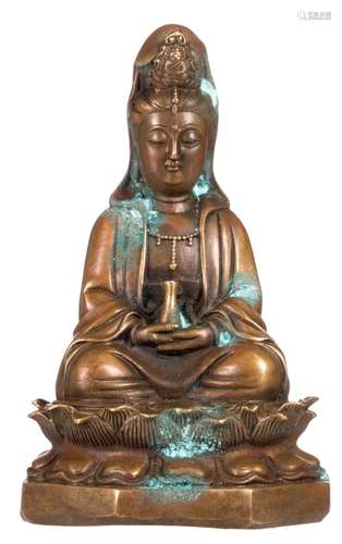 A Chinese patinated bronze seated Guanyin on a lotus shaped base, marked, H 15,5 cm