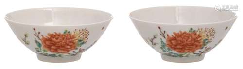 Two Chinese polychrome decorated cups with flower branches, with a Yongzheng mark, H 4 - ø 10,5 cm