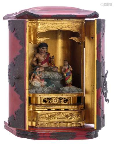 An Oriental gilt and polychrome lacquered wooden domestic shrine with three polychrome decorated carved wooden deities, with a calligraphic text, about 1900, H 25,5 cm