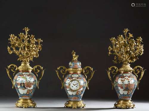 GARNITURE DE CHEMINÉE D'ÉPOQUE NAPOLÉON III En porcelaine européenne dans le goût du Japon, bronze