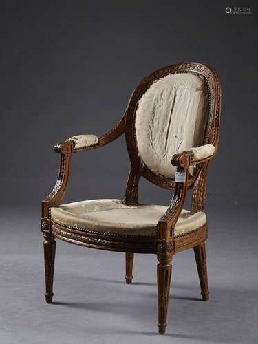 FAUTEUIL EN CABRIOLET D'ÉPOQUE LOUIS XVI En noyer mouluré et sculpté, le dossier médaillon à décor