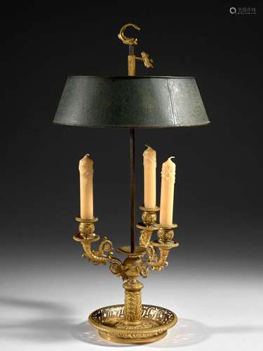 LAMPE BOUILLOTTE D'ÉPOQUE RESTAURATION En bronze ciselé et doré, le fut orné de feuilles de lotus,