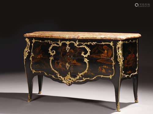 COMMODE D'ÉPOQUE LOUIS XV, VERS 1760 Estampille de Charles Joseph Dufour En vernis européen à l'