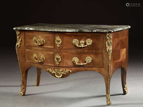 COMMODE D'ÉPOQUE LOUIS XV Attribuée à Jacques Philippe Carel En placage d'amarante, ornementation de