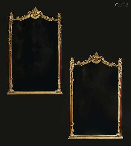 PAIRE DE MIROIRS DE TRUMEAU, TRAVAIL ITALIEN D'ÉPOQUE ROCOCO En bois sculpté, laqué et doré, le