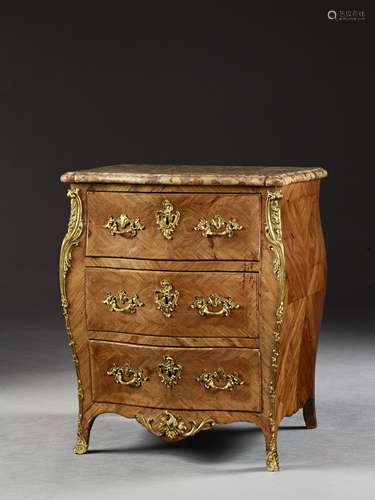 COMMODE D'ÉPOQUE LOUIS XV Estampille de Jean-Baptiste Saunier En placage de bois de rose et bois