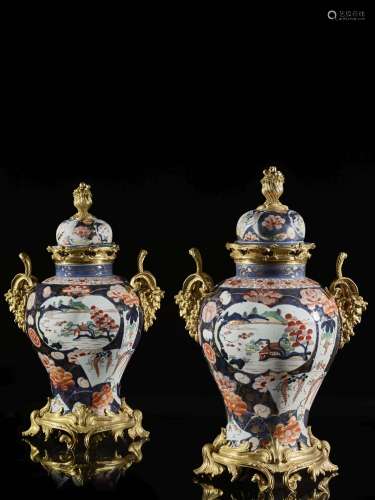 PAIRE DE VASES MONTÉS DE STYLE LOUIS XV En porcelaine Imari japonais de la fin du XVIIIe siècle,