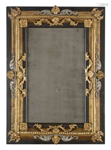 MIROIR, TRAVAIL ITALIEN DU XVIIe SIÈCLE En bois noirci, laiton, bronze doré et argenté, le cadre