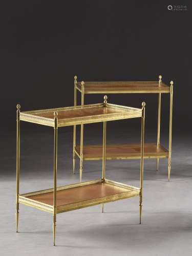 PAIRE DE TABLES D'APPOINT, TRAVAIL DE LA MAISON BAGUES En laiton doré, à double plateaux en cuir