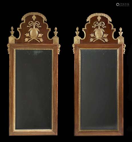 PAIRE DE MIROIRS SUÉDOIS DE STYLE CHRISTIAN VII En acajou, bois sculpté et doré, le fronton orné