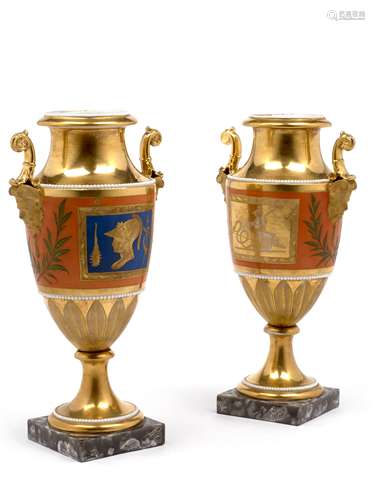 PAIRE DE VASES EN PORCELAINE DE PARIS DU DEBUT DU XIXe SIÈCLE, VERS 1800 De forme balustre sur