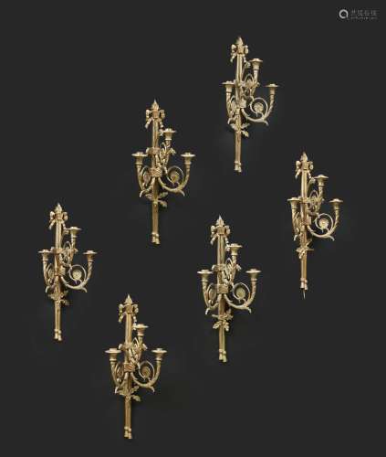 SUITE DE DIX-SEPT APPLIQUES DE STYLE LOUIS XVI En bronze ciselé et doré, à trois bras de lumière