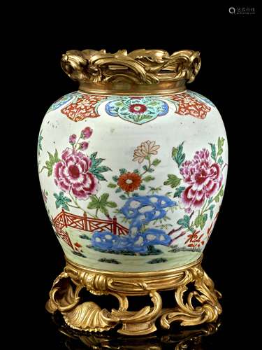 VASE EN PORCELAINE FAMILLE ROSE, CHINE, DYNASTIE QING, XVIIIe SIÈCLE La panse globulaire, à décor de