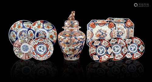 ENSEMBLE DE PORCELAINES IMARI, JAPON, FIN DU XIXe et XXe SIÈCLE Comprenant : - une potiche