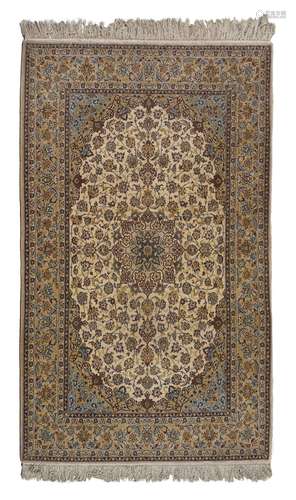 TAPIS D'ISPAHAN, IRAN, DEUXIÈME MOITIÉ DU XXe SIÈCLE En soie, à décor de motifs floraux sur fond