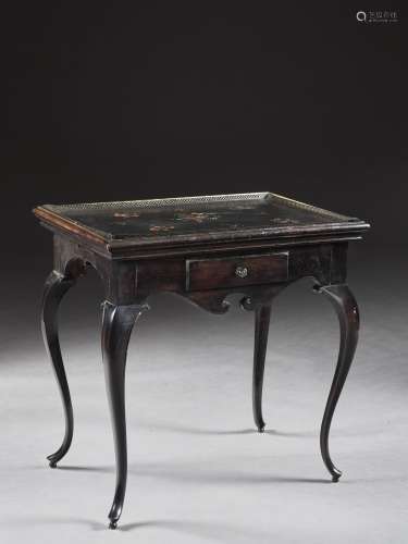 TABLE EN CABARET, TRAVAIL ANGLAIS DE STYLE GEORGES II En bois noirci, le dessus muni d'un plateau