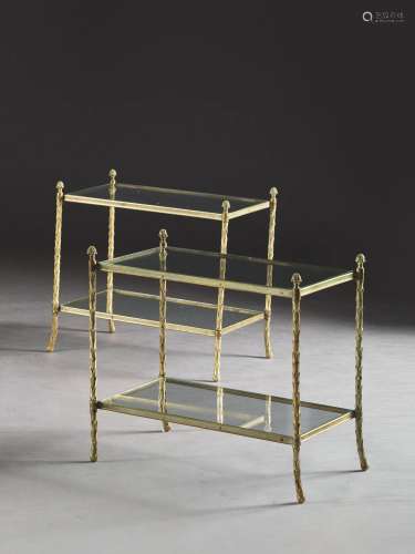 PAIRE DE TABLES D'APPOINT, TRAVAIL DE LA MAISON BAGUES En bronze doré, à double plateaux en verre,