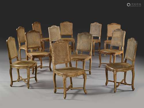 SUITE DE HUIT CHAISES CANNÉES D'ÉPOQUE LOUIS XV ET QUATRE CHAISES DE STYLE EN SUITE En hêtre mouluré