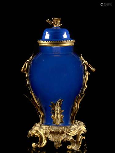 FONTAINE À PARFUMS D'ÉPOQUE LOUIS XV En faïence de Nevers, monture de bronze ciselé et doré, le