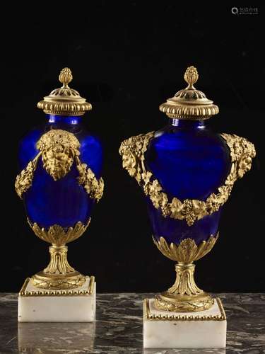 PAIRE DE VASES D'ÉPOQUE LOUIS XVI En verre bleu, monture de bronze ciselé et doré, de forme