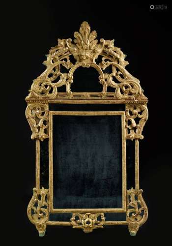 MIROIR D'ÉPOQUE LOUIS XV En bois sculpté et doré, le fronton orné au centre d'une palmette