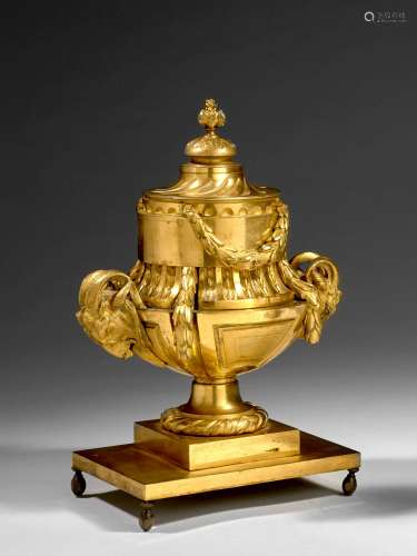 URNE COUVERTE D'ÉPOQUE LOUIS XVI En bronze ciselé et doré, le couvercle amovible surmonté d'une