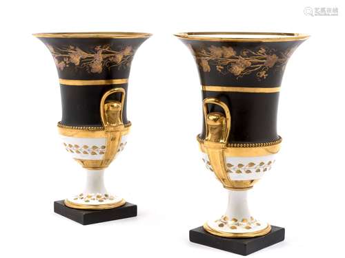 PAIRE DE VASES EN PORCELAINE DE PARIS D'ÉPOQUE EMPIRE Manufacture de Pierre Louis Dagoty De forme