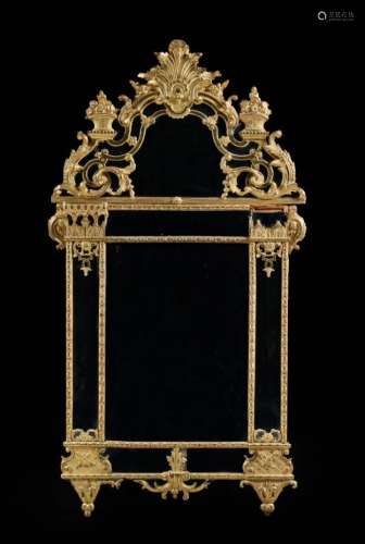 MIROIR D'ÉPOQUE LOUIS XIV En bois sculpté et doré, le fronton surmonté d'une palmette et flanqué