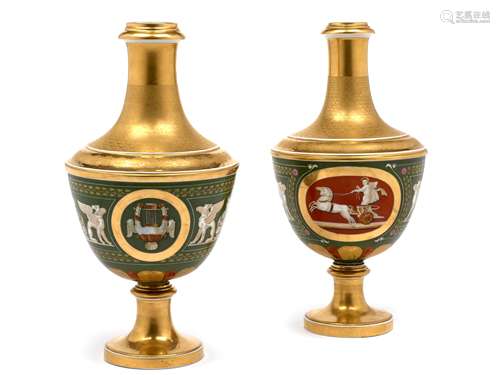 PAIRE DE VASES EN PORCELAINE DE PARIS DU PREMIER TIERS DU XIXe SIÈCLE, VERS 1820 De forme balustre