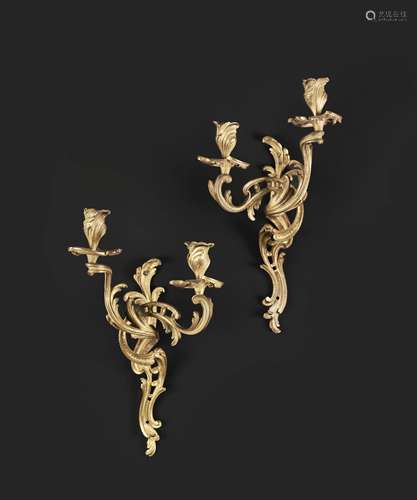 PAIRE D'APPLIQUES D'ÉPOQUE LOUIS XV En bronze ciselé et doré, à deux bras de lumière, à motif de