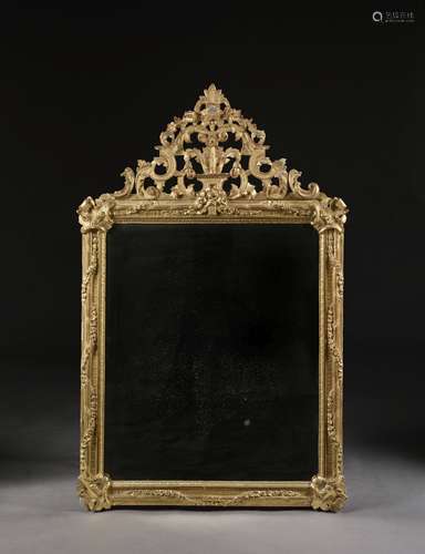 CADRE D'ÉPOQUE LOUIS XVI Monté en miroir En bois sculpté et doré, à décor de feuilles d'eau, rinceux