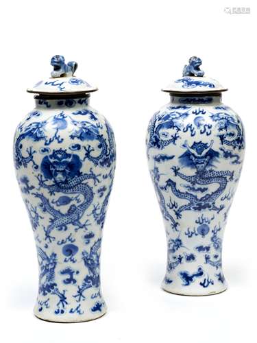 PAIRE DE VASES COUVERTS EN PORCELAINE BLEU BLANC, CHINE, XXe SIÈCLE De forme balustre, à décor de