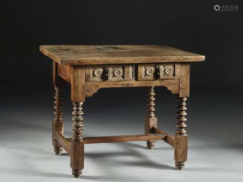 TABLE, TRAVAIL ESPAGNOL DU XVIIe SIÈCLE En chêne mouluré et sculpté, la ceinture à décor de fleurons