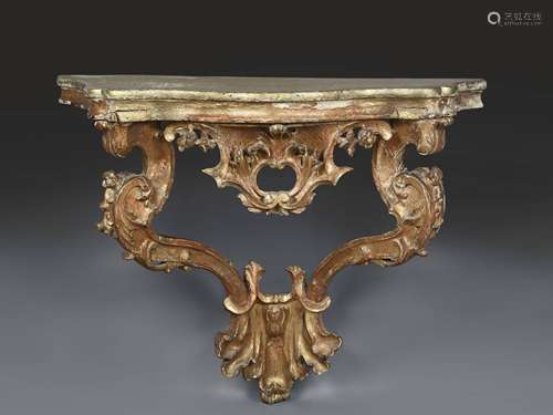 CONSOLE D'ÉPOQUE LOUIS XV En bois sculpté et doré, la ceinture ornée d'un cartouche ajouré, les