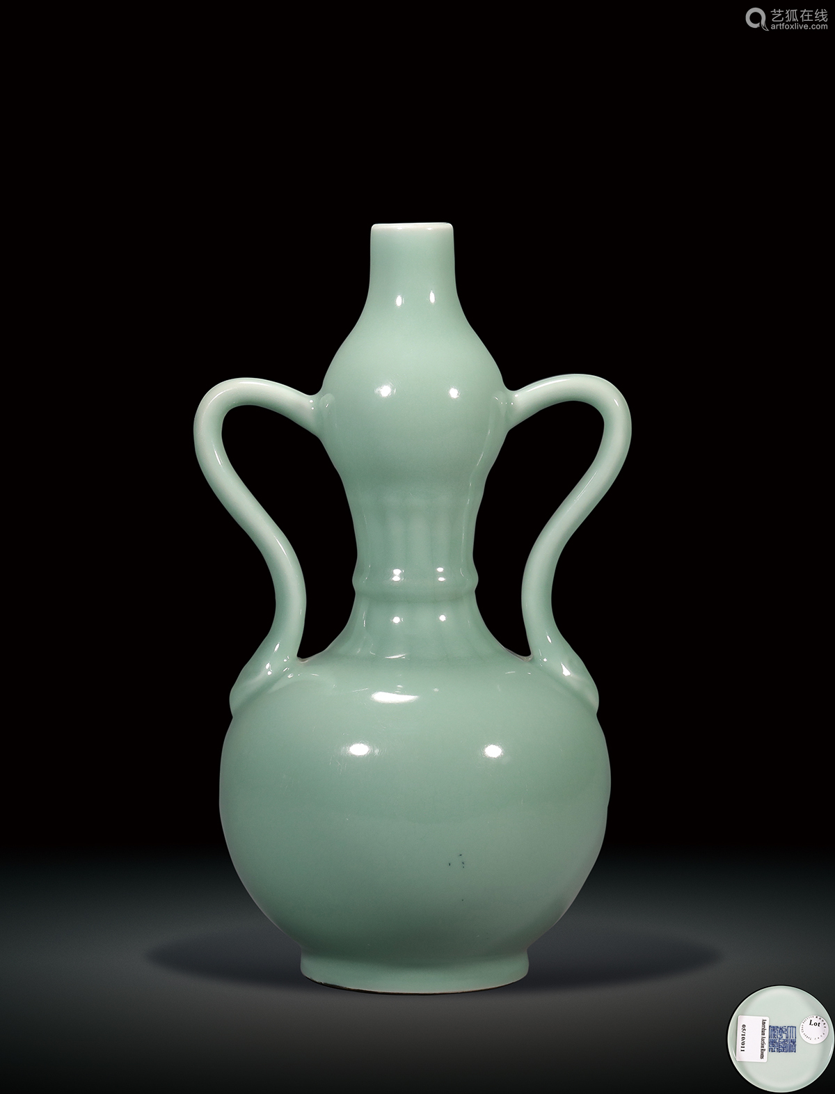 清乾隆豆青釉双耳葫芦瓶