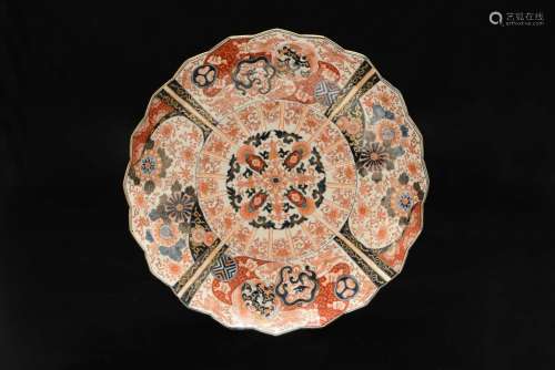 A Imari porcelain dish with flowers, Japan, 19th century