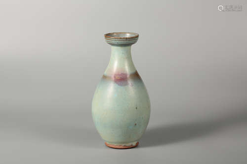 A Chinese Green Ground Porcelain Vase