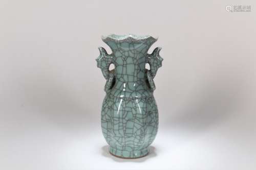 A Chinese Ge-Type Glazed Porcelain Vase