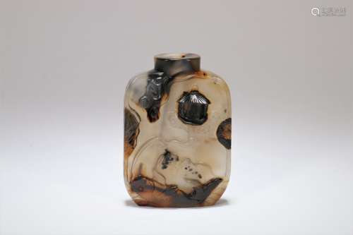 A Chinese Carved Agate Snuff Bottle