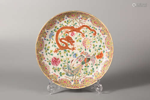 A Cinese Famille-Rose Porcelian Plate with Dragon Pattern